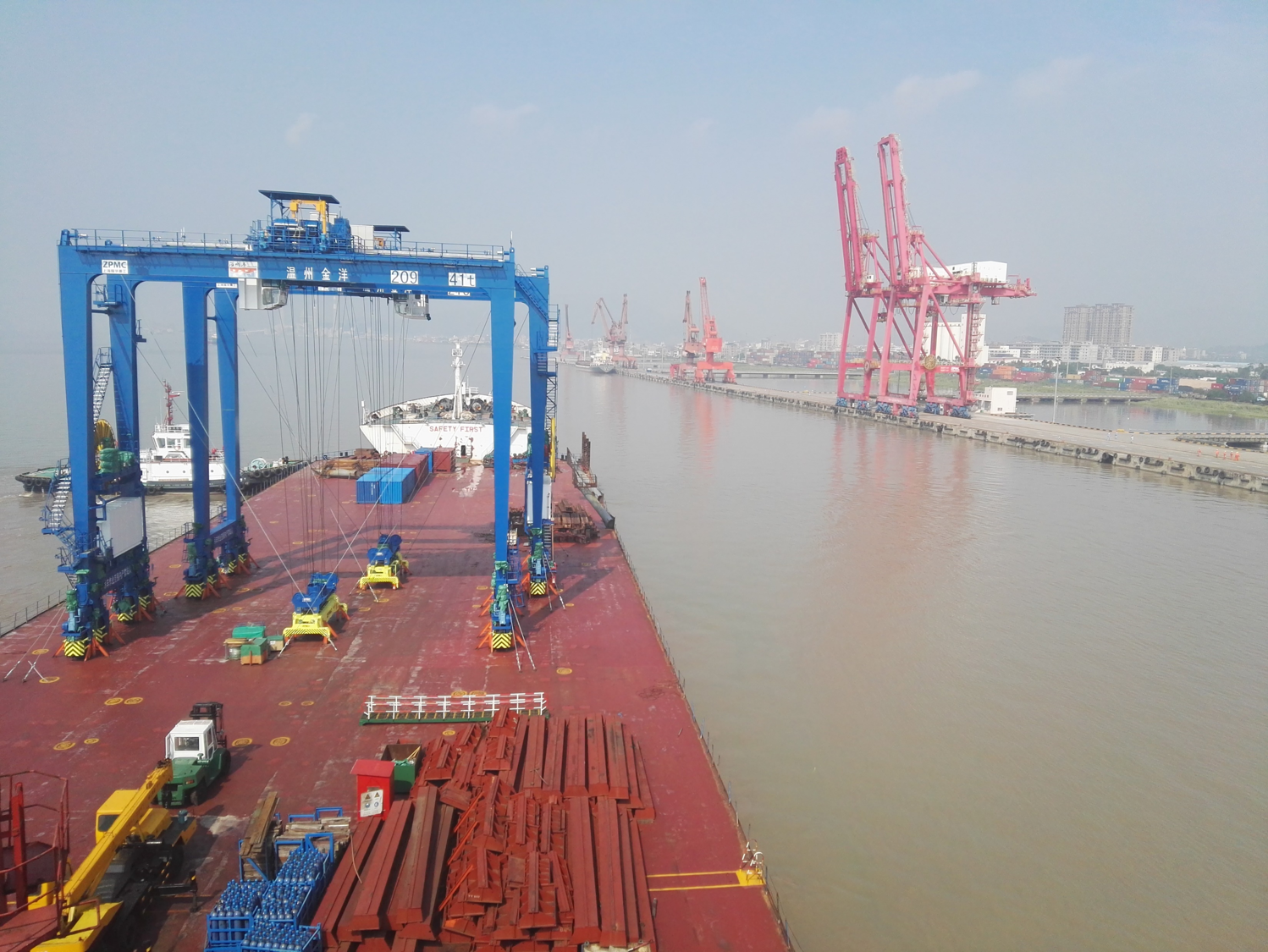 2017年“振华17”靠泊七里金洋码头及乐清湾港务码头