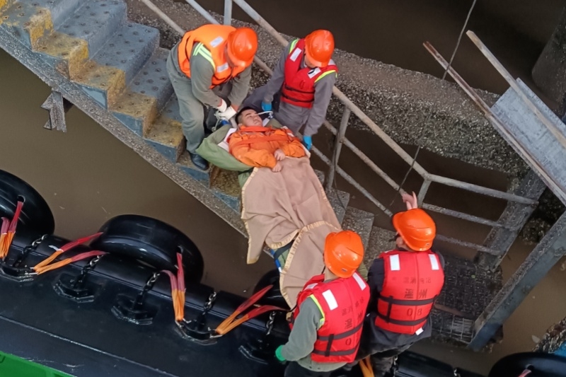 温港拖轮紧急驰援 外轮伤员获及时救治